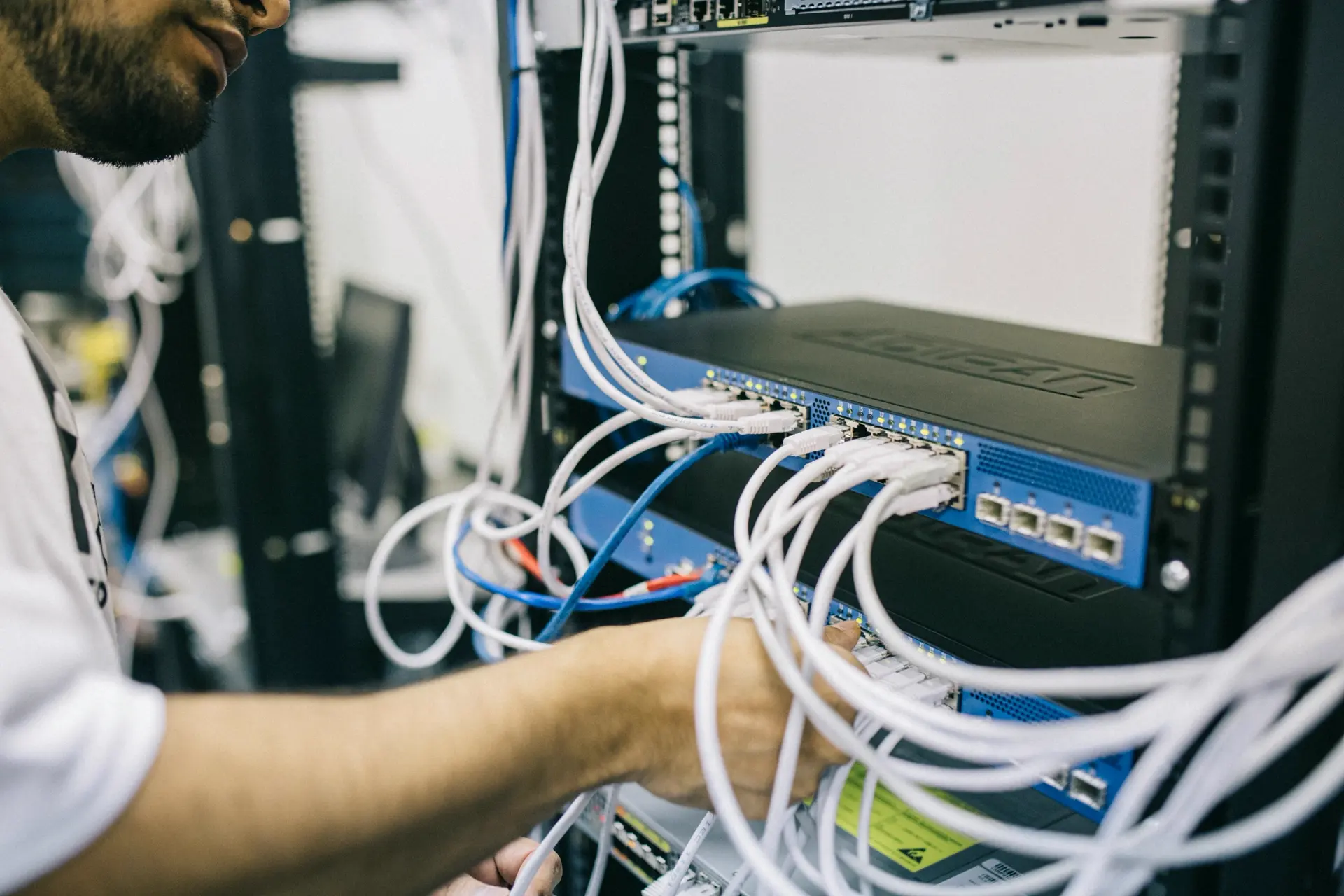 Organización de switches y cableado en un rack de comunicaciones